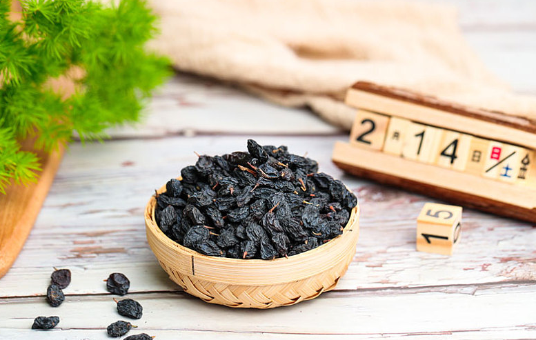 黑加侖葡萄干和普通葡萄干的區(qū)別 黑加侖葡萄干泡水喝好還是干吃好 黑加侖葡萄干和普通葡萄干的區(qū)別 黑加侖葡萄干泡水喝好還是干吃好