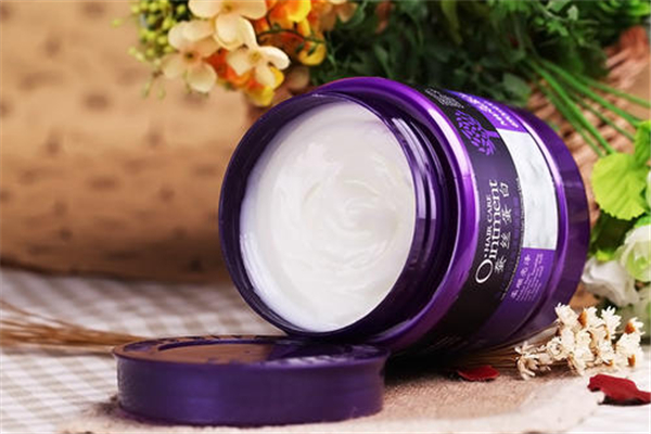 發(fā)膜和護(hù)發(fā)素的區(qū)別 發(fā)膜和護(hù)發(fā)素可以一起使用嗎 發(fā)膜和護(hù)發(fā)素的區(qū)別 發(fā)膜和護(hù)發(fā)素可以一起使用嗎