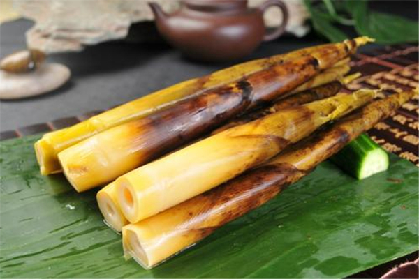 宿舍水泥地裂縫長4米高竹筍 竹筍生長環(huán)境 宿舍水泥地裂縫長4米高竹筍 竹筍生長環(huán)境