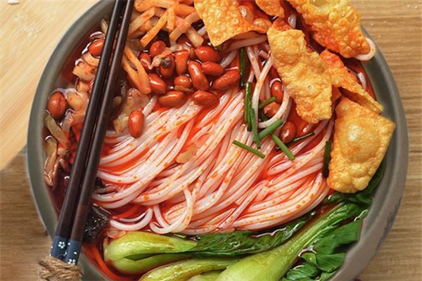 看挖掘機(jī)和螺螄粉的活力與韌性 螺螄粉的歷史文化 看挖掘機(jī)和螺螄粉的活力與韌性 螺螄粉的歷史文化