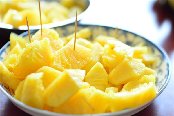 鳳梨需要泡鹽水嗎 鳳梨能放冰箱保存嗎 鳳梨需要泡鹽水嗎 鳳梨能放冰箱保存嗎