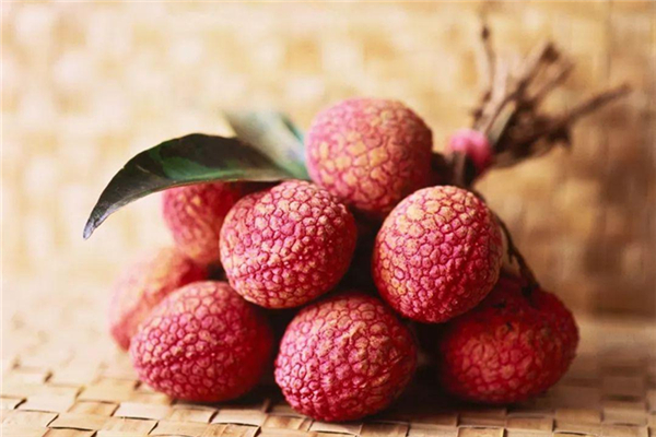 荔枝含糖高嗎 荔枝糖尿病人可以吃嗎 荔枝含糖高嗎 荔枝糖尿病人可以吃嗎