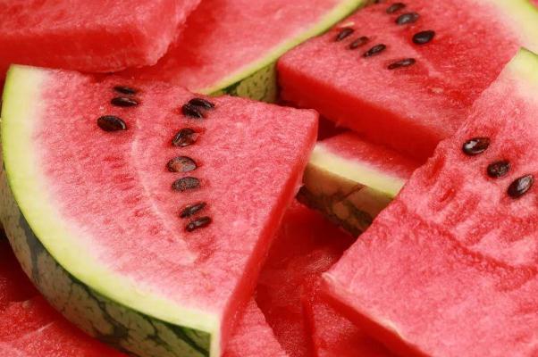 吃西瓜會(huì)拉紅色大便嗎 吃西瓜會(huì)長(zhǎng)痘痘嗎 吃西瓜會(huì)拉紅色大便嗎 吃西瓜會(huì)長(zhǎng)痘痘嗎