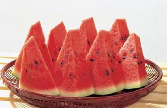 西瓜的作用與功效 西瓜的營(yíng)養(yǎng)價(jià)值是什么 西瓜的作用與功效 西瓜的營(yíng)養(yǎng)價(jià)值是什么