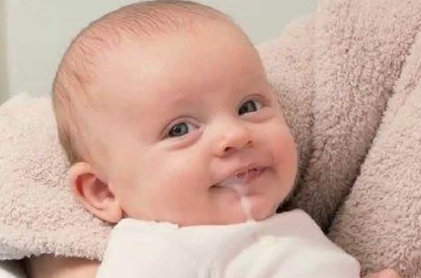 寶寶溢奶還能再吃嗎 寶寶吐奶后還可以再喂嗎 寶寶溢奶還能再吃嗎 寶寶吐奶后還可以再喂嗎