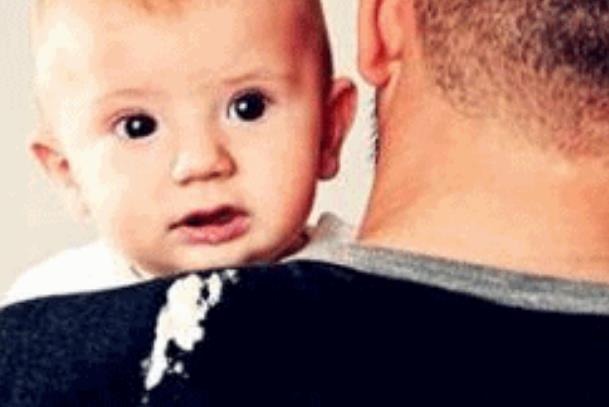 嬰兒吐奶要緊嗎 嬰兒吐奶要不要抱起來 嬰兒吐奶要緊嗎 嬰兒吐奶要不要抱起來