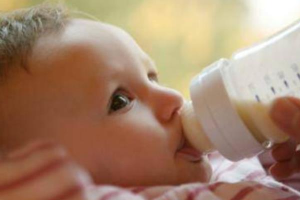 寶寶溢奶可以睡枕頭嗎 寶寶溢奶可以側身睡嗎 寶寶溢奶可以睡枕頭嗎 寶寶溢奶可以側身睡嗎