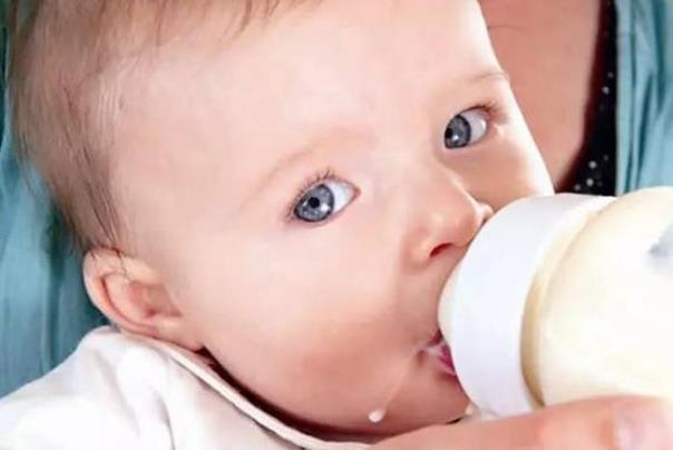 嬰兒吐奶為什么像酸奶 嬰兒吐奶為什么是黃色的 嬰兒吐奶為什么像酸奶 嬰兒吐奶為什么是黃色的