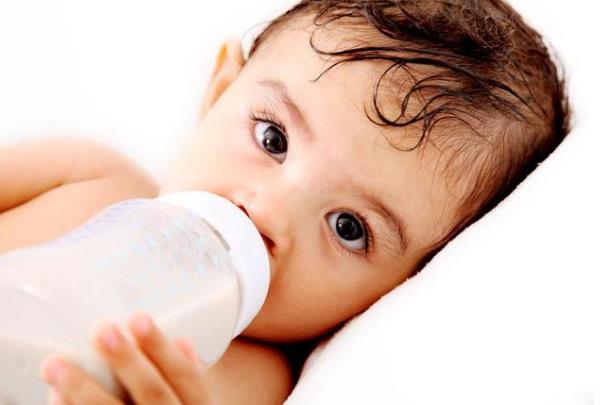 嬰兒吐奶為什么像酸奶 嬰兒吐奶為什么是黃色的 嬰兒吐奶為什么像酸奶 嬰兒吐奶為什么是黃色的