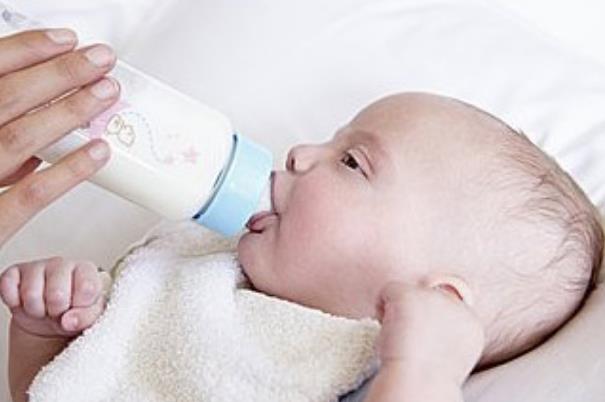 嬰兒溢奶會不會流到耳朵里 寶寶溢奶流到耳朵里怎么辦 嬰兒溢奶會不會流到耳朵里 寶寶溢奶流到耳朵里怎么辦