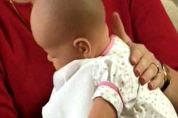 嬰兒吐奶要緊嗎 嬰兒吐奶要不要抱起來 嬰兒吐奶要緊嗎 嬰兒吐奶要不要抱起來