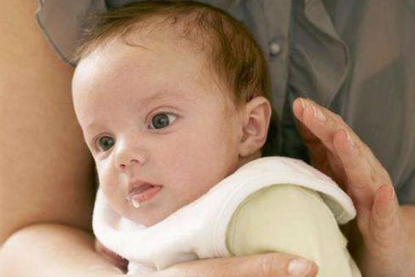 嬰兒溢奶從鼻子里冒出來有什么危害 寶寶吐奶從鼻孔里出有事嗎 嬰兒溢奶從鼻子里冒出來有什么危害 寶寶吐奶從鼻孔里出有事嗎