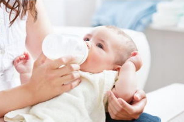 寶寶溢奶可以睡枕頭嗎 寶寶溢奶可以側身睡嗎 寶寶溢奶可以睡枕頭嗎 寶寶溢奶可以側身睡嗎