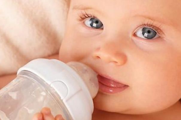 寶寶溢奶可以睡枕頭嗎 寶寶溢奶可以側身睡嗎 寶寶溢奶可以睡枕頭嗎 寶寶溢奶可以側身睡嗎