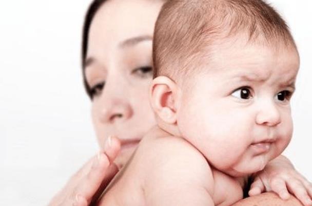 嬰兒溢奶和吐奶的區(qū)別 嬰兒溢奶是什么原因 嬰兒溢奶和吐奶的區(qū)別 嬰兒溢奶是什么原因