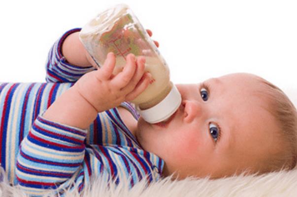 嬰兒溢奶怎么解決 嬰兒溢奶怎么拍嗝 嬰兒溢奶怎么解決 嬰兒溢奶怎么拍嗝