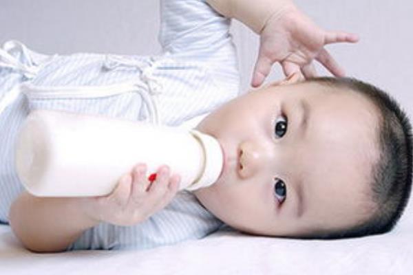 嬰兒溢奶會不會流到耳朵里 寶寶溢奶流到耳朵里怎么辦 嬰兒溢奶會不會流到耳朵里 寶寶溢奶流到耳朵里怎么辦