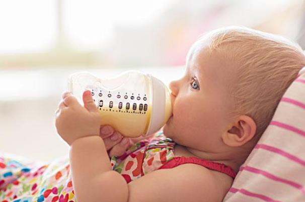 嬰兒溢奶從鼻子里冒出來有什么危害 寶寶吐奶從鼻孔里出有事嗎 嬰兒溢奶從鼻子里冒出來有什么危害 寶寶吐奶從鼻孔里出有事嗎