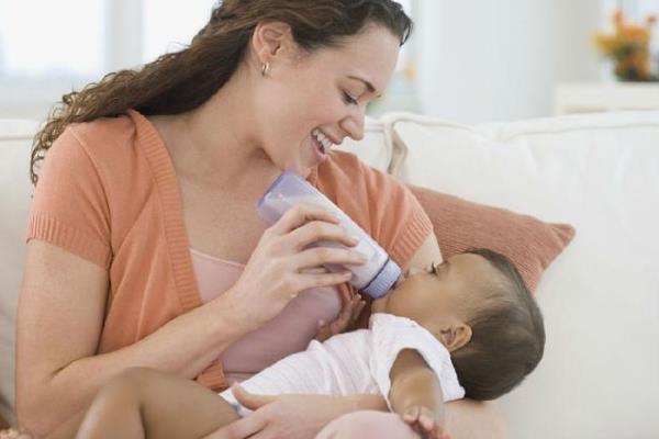 嬰兒溢奶的主要原因 嬰兒溢奶的處理方法 嬰兒溢奶的主要原因 嬰兒溢奶的處理方法