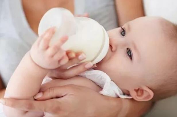 嬰兒溢奶從鼻子里冒出來有什么危害 寶寶吐奶從鼻孔里出有事嗎 嬰兒溢奶從鼻子里冒出來有什么危害 寶寶吐奶從鼻孔里出有事嗎