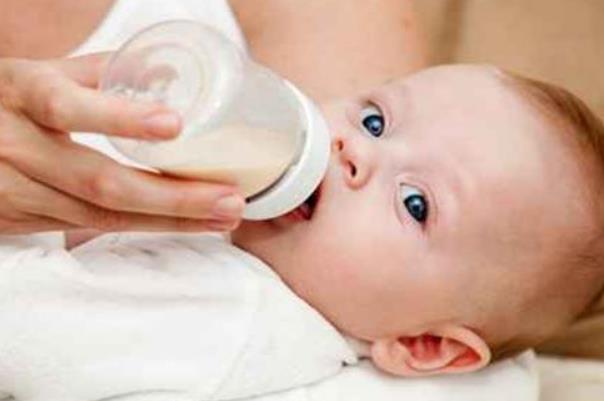 嬰兒溢奶和吐奶的區(qū)別 嬰兒溢奶是什么原因 嬰兒溢奶和吐奶的區(qū)別 嬰兒溢奶是什么原因