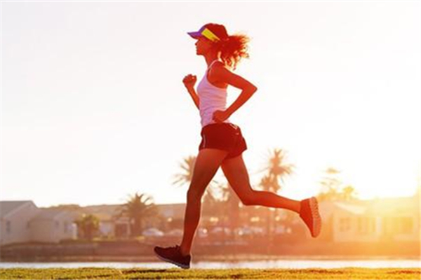 跑步時要怎么調(diào)整呼吸 跑步時要收腹嗎 跑步時要怎么調(diào)整呼吸 跑步時要收腹嗎
