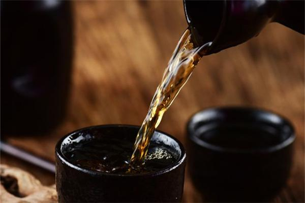 雄黃酒是黃酒嗎 雄黃酒有什么功效 雄黃酒是黃酒嗎 雄黃酒有什么功效