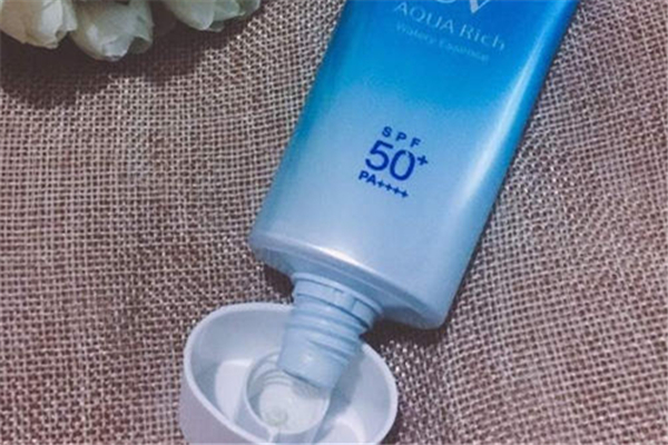 防曬霜和粉底先涂哪個(gè) 防曬霜正確的使用步驟 防曬霜和粉底先涂哪個(gè) 防曬霜正確的使用步驟