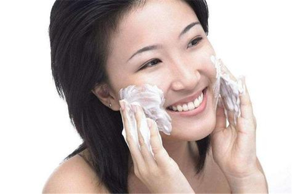 防曬霜要卸妝嗎 防曬霜要用什么卸妝 防曬霜要卸妝嗎 防曬霜要用什么卸妝