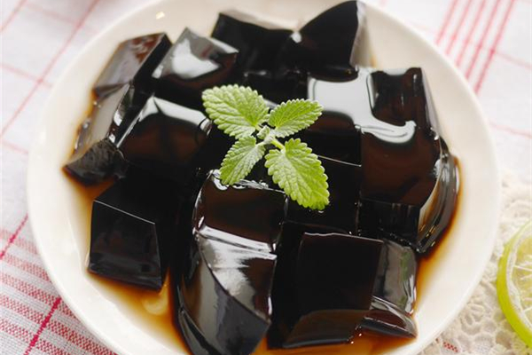 龜苓膏和燒仙草有什么區(qū)別 龜苓膏和燒仙草哪個(gè)降火 龜苓膏和燒仙草有什么區(qū)別 龜苓膏和燒仙草哪個(gè)降火