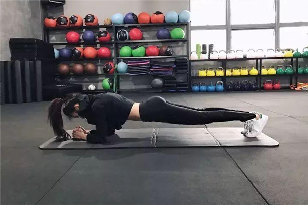 平板支撐姿勢(shì)不對(duì)的后果 平板支撐正確姿勢(shì) 平板支撐姿勢(shì)不對(duì)的后果 平板支撐正確姿勢(shì)