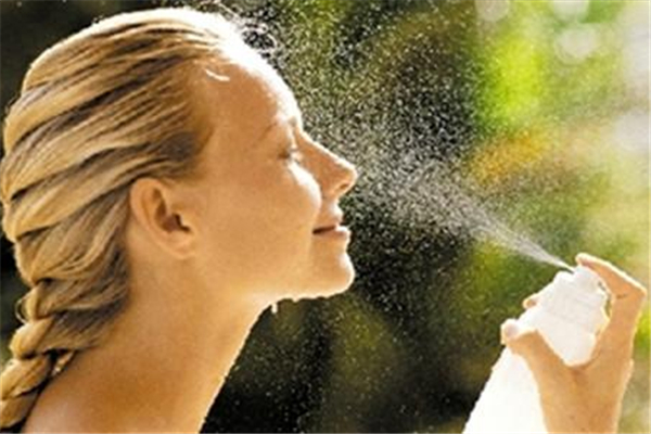 噴防曬噴霧前要做什么 涂防曬噴霧的正確步驟 噴防曬噴霧前要做什么 涂防曬噴霧的正確步驟