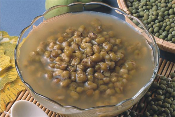 綠豆湯可以解藥性嗎 綠豆湯吃藥的人能喝嗎 綠豆湯可以解藥性嗎 綠豆湯吃藥的人能喝嗎