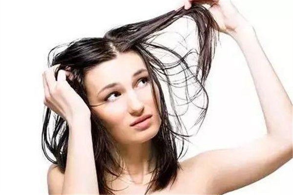 頭發(fā)出油嚴(yán)重是什么原因 頭發(fā)出油嚴(yán)重怎么緩解 頭發(fā)出油嚴(yán)重是什么原因 頭發(fā)出油嚴(yán)重怎么緩解