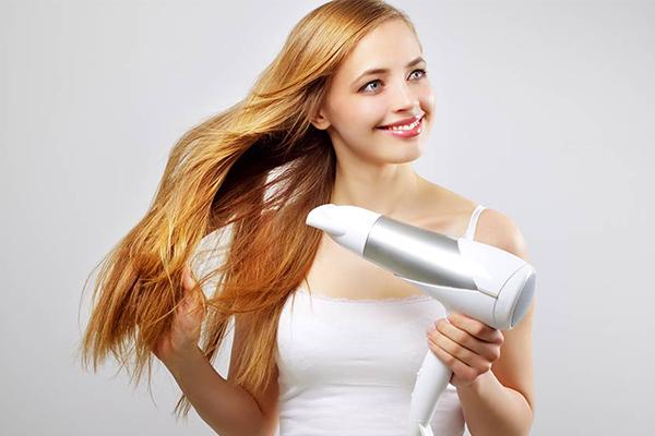 頭發(fā)洗完后用電吹風(fēng)還是自然干好 頭發(fā)怎么吹干不傷頭發(fā) 頭發(fā)洗完后用電吹風(fēng)還是自然干好 頭發(fā)怎么吹干不傷頭發(fā)