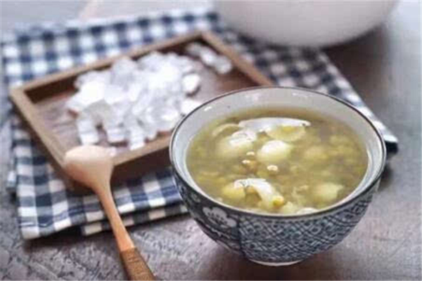 綠豆湯可以解藥性嗎 綠豆湯吃藥的人能喝嗎 綠豆湯可以解藥性嗎 綠豆湯吃藥的人能喝嗎