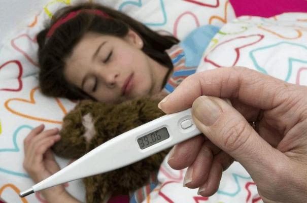 嬰兒發(fā)燒有眼屎是什么原因 寶寶發(fā)燒眼屎多怎么辦 嬰兒發(fā)燒有眼屎是什么原因 寶寶發(fā)燒眼屎多怎么辦