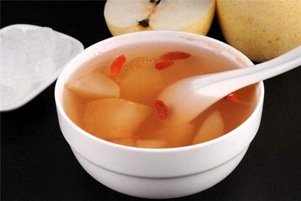 咳嗽喝什么水可以止咳 咳嗽喝梨煮冰糖有用嗎 咳嗽喝什么水可以止咳 咳嗽喝梨煮冰糖有用嗎