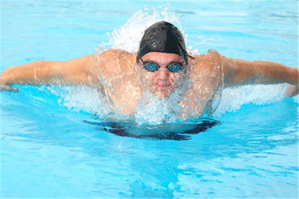 游泳可以戴隱形眼鏡嗎 游泳有什么禁忌 游泳可以戴隱形眼鏡嗎 游泳有什么禁忌