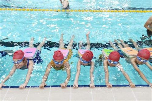 游泳腿抽筋怎么辦 游泳腿為什么會抽筋 游泳腿抽筋怎么辦 游泳腿為什么會抽筋