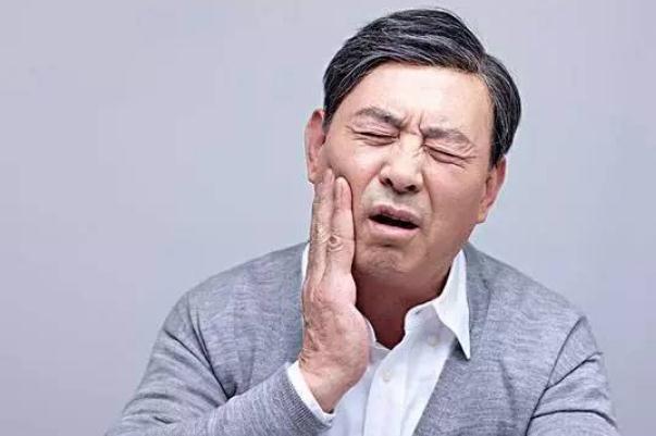 口腔潰瘍可以弄破嗎 口腔潰瘍可以洗牙嗎 口腔潰瘍可以弄破嗎 口腔潰瘍可以洗牙嗎