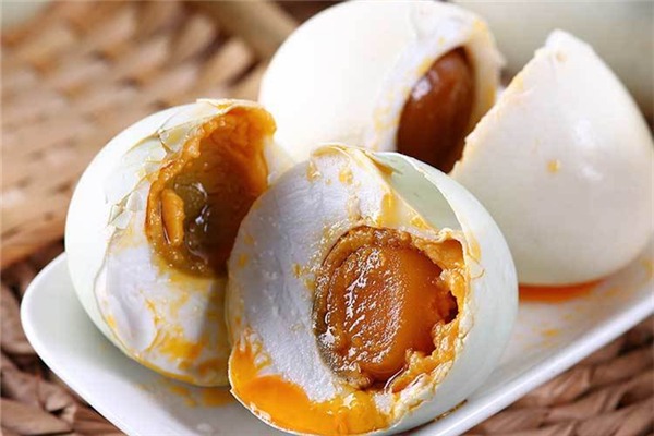 咸鴨蛋為什么一煮就爆 咸鴨蛋應(yīng)該怎么煮 咸鴨蛋為什么一煮就爆 咸鴨蛋應(yīng)該怎么煮