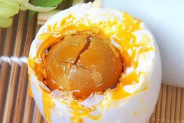 咸鴨蛋對胃有刺激嗎 咸鴨蛋胃不好的人可以吃嗎 咸鴨蛋對胃有刺激嗎 咸鴨蛋胃不好的人可以吃嗎