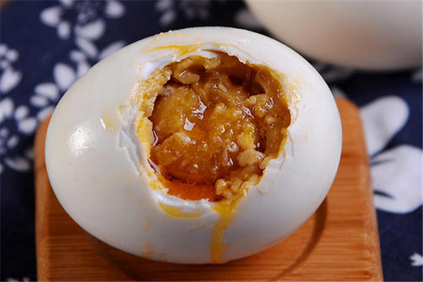 咸鴨蛋和海鴨蛋的區(qū)別 咸鴨蛋和海鴨蛋哪個(gè)更好吃 咸鴨蛋和海鴨蛋的區(qū)別 咸鴨蛋和海鴨蛋哪個(gè)更好吃