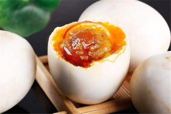 咸鴨蛋為什么能出油 咸鴨蛋怎么腌好吃又出油 咸鴨蛋為什么能出油 咸鴨蛋怎么腌好吃又出油