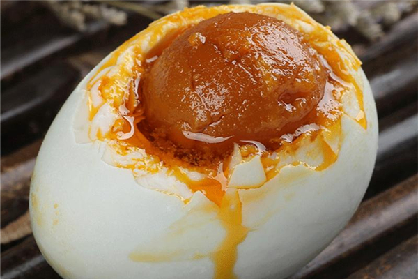 咸鴨蛋高血壓患者能吃嗎 咸鴨蛋對(duì)血壓有影響嗎 咸鴨蛋高血壓患者能吃嗎 咸鴨蛋對(duì)血壓有影響嗎