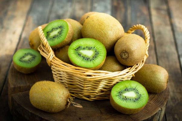 獼猴桃的作用與效果 獼猴桃怎么吃方便 獼猴桃的作用與效果 獼猴桃怎么吃方便