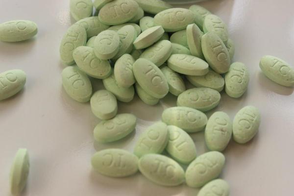 鈣片可以空腹吃嗎 鈣片可以和牛奶同服嗎 鈣片可以空腹吃嗎 鈣片可以和牛奶同服嗎