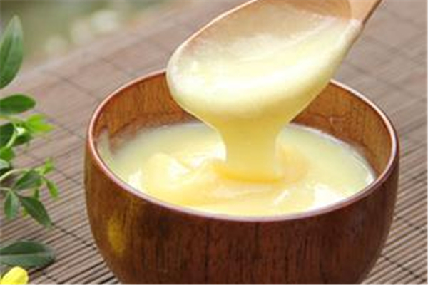 蜂王漿怎么生產(chǎn)出來(lái)的 蜂王漿是怎么形成的 蜂王漿怎么生產(chǎn)出來(lái)的 蜂王漿是怎么形成的