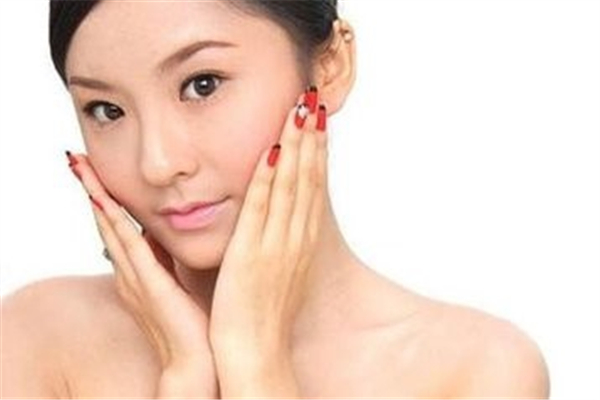 夏天臉上出油嚴(yán)重什么原因 夏天臉上出油用什么洗面奶 夏天臉上出油嚴(yán)重什么原因 夏天臉上出油用什么洗面奶